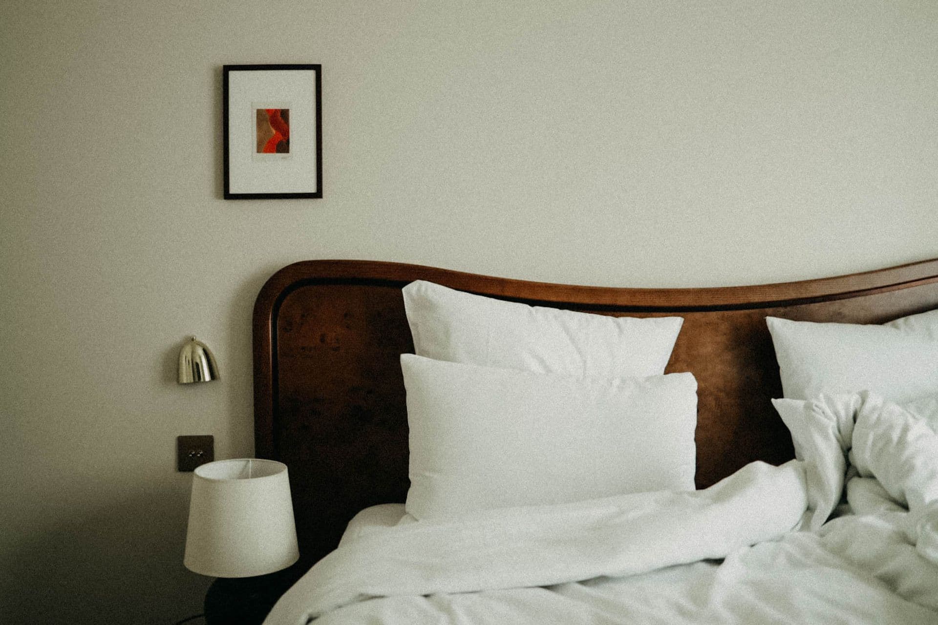 Lit préparé avec un linge blanc impeccable