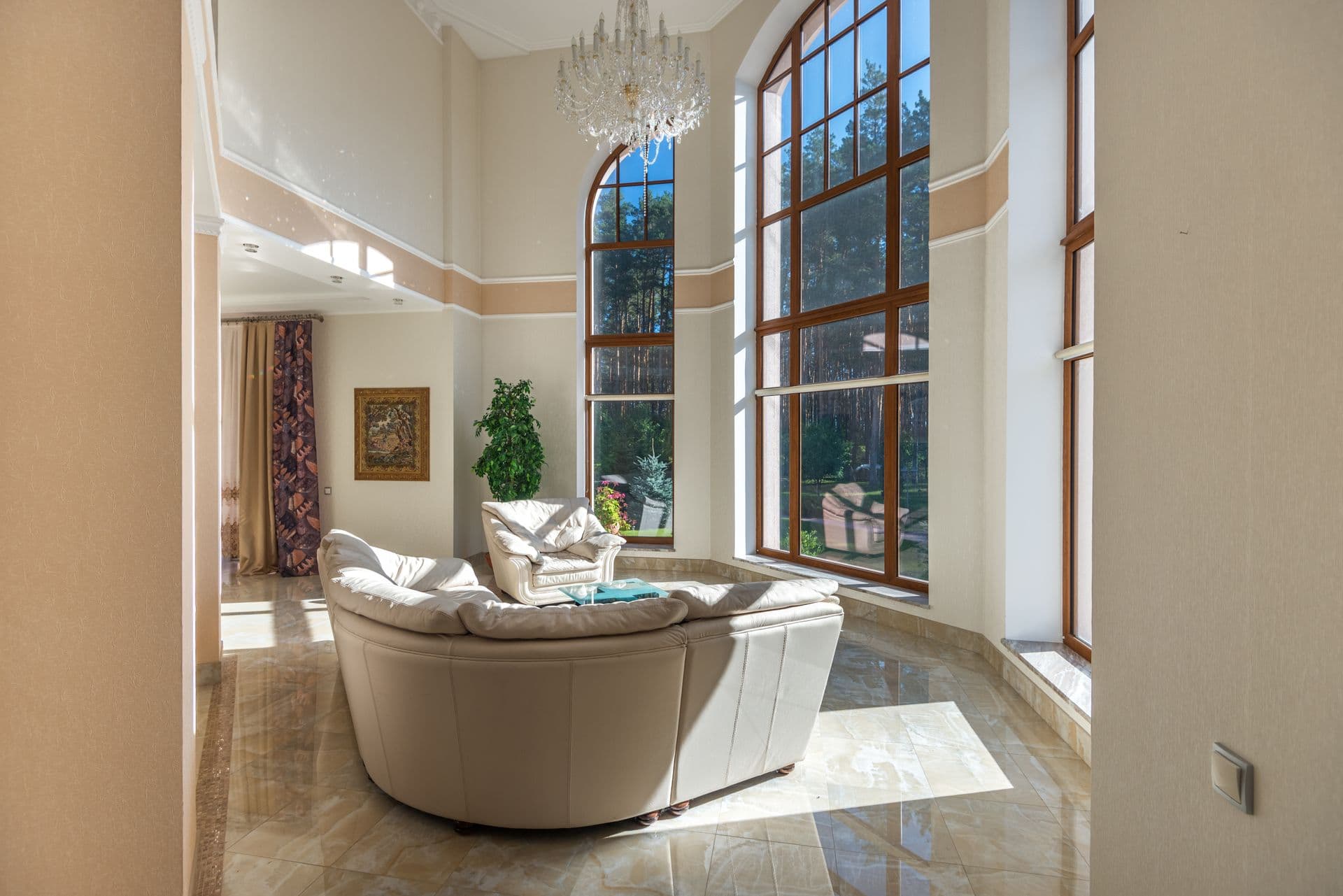 Salon élégant d'une résidence secondaire