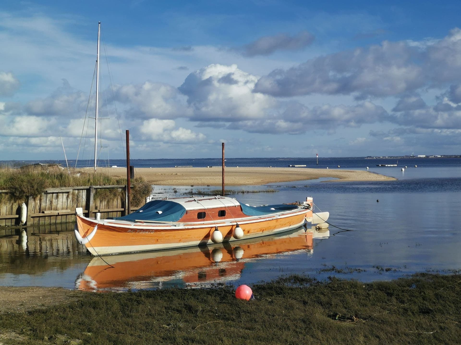 Bateau amarré sur les eaux calmes du Bassin